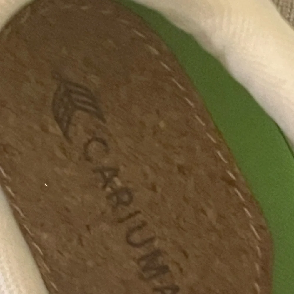 Cariuma chic white